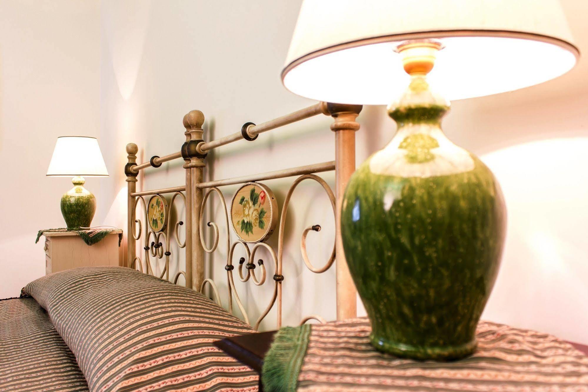 サルヴェ Anticadimora Dei Pepe Bed & Breakfast エクステリア 写真